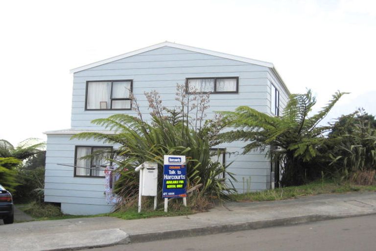 Photo of property in 26b Cheltenham Terrace, Newlands, Wellington, 6037