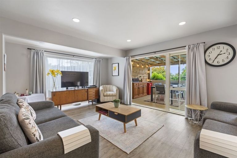 Photo of property in 40 Tyrico Close, Unsworth Heights, Auckland, 0632