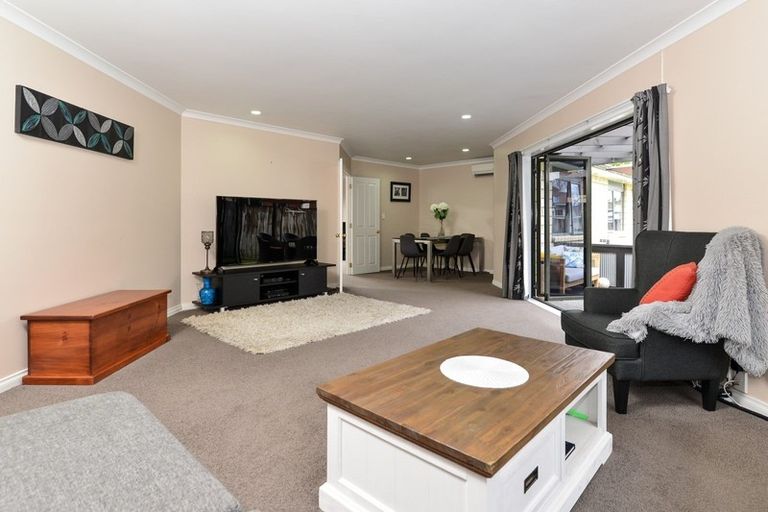 Photo of property in 52 Waiwherowhero Drive, St Andrews, Hamilton, 3200