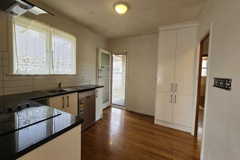 Photo of property in 4 Binsted Road, New Lynn, Auckland, 0600