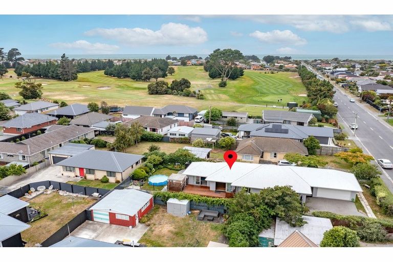 Photo of property in 132 Beach Road, North New Brighton, Christchurch, 8083