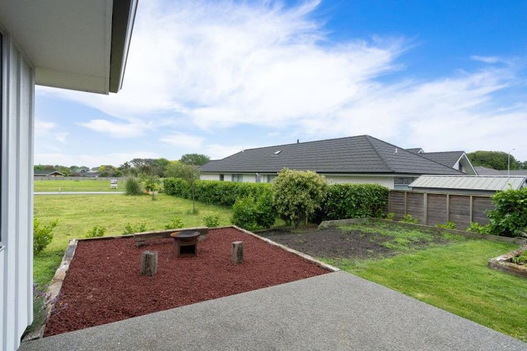 Photo of property in 6 Albizia Grove, Waikanae, 5036