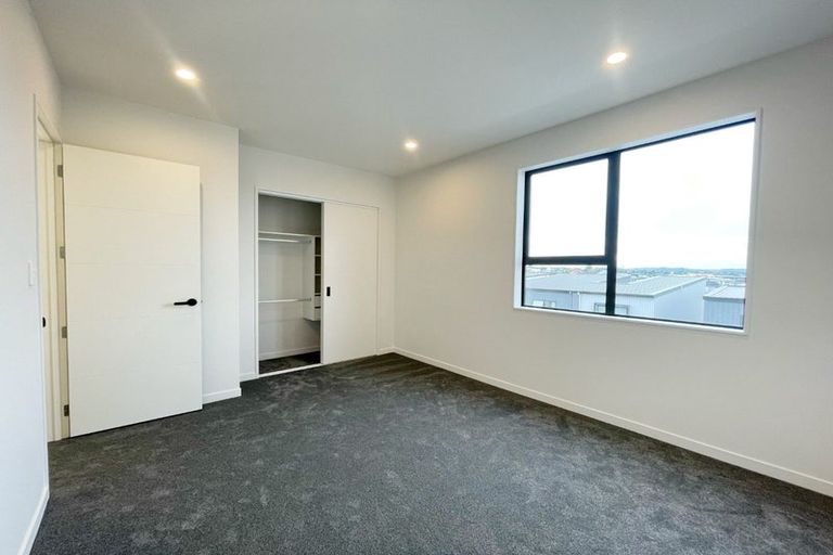 Photo of property in 7 Heketara Way, Massey, Auckland, 0614