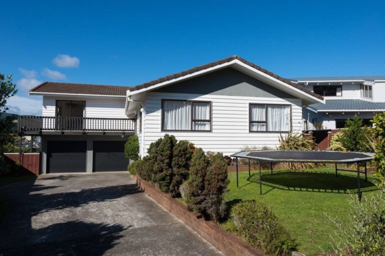 Photo of property in 33 Saint Aidans Way, Tawa, Wellington, 5028