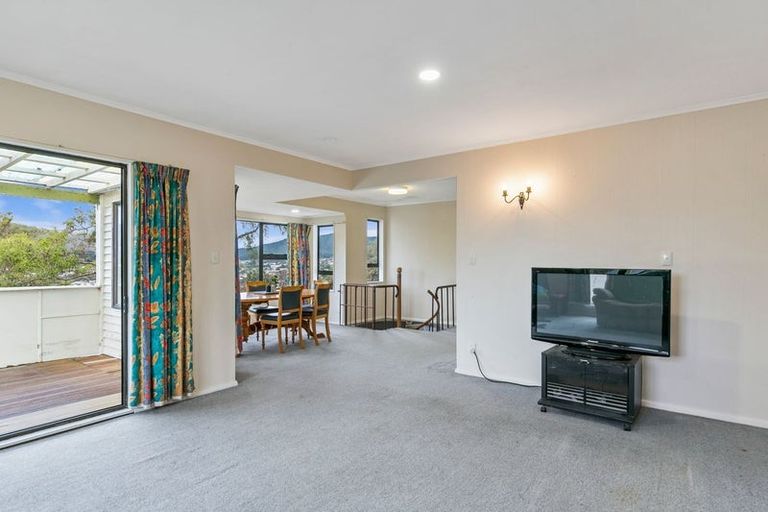 Photo of property in 33 Hampton Hill Road, Tawa, Wellington, 5028