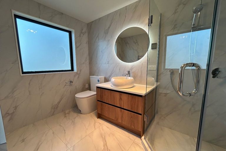 Photo of property in 215a Forrest Hill Road, Forrest Hill, Auckland, 0620