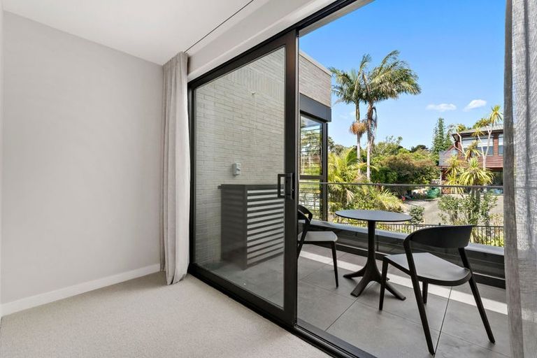 Photo of property in 21d Arahia Street, Northcote, Auckland, 0627