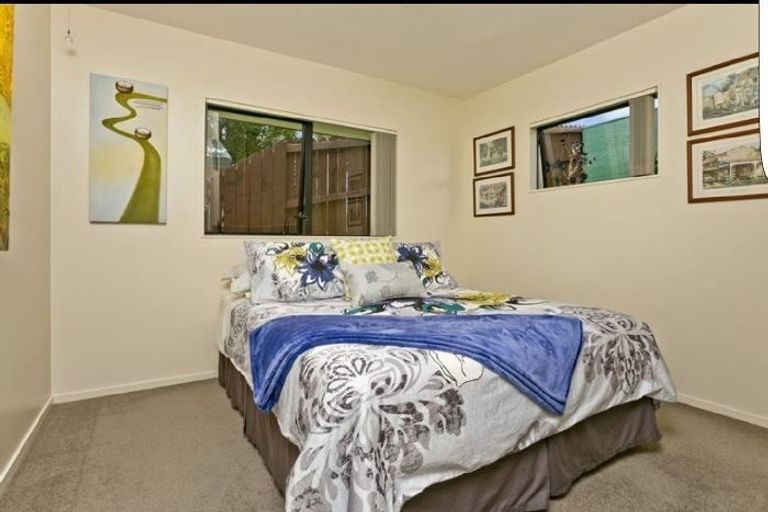 Photo of property in 2/142 Sunset Road, Unsworth Heights, Auckland, 0632