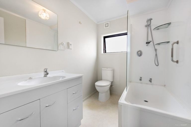 Photo of property in 27 Woodford Avenue, Henderson, Auckland, 0610