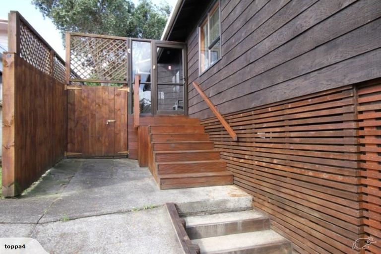 Photo of property in 2/11 Firle Place, Green Bay, Auckland, 0604