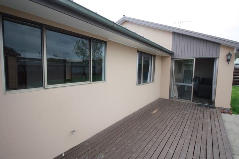 Photo of property in 6 Adams Place, Kelvin Grove, Palmerston North, 4414