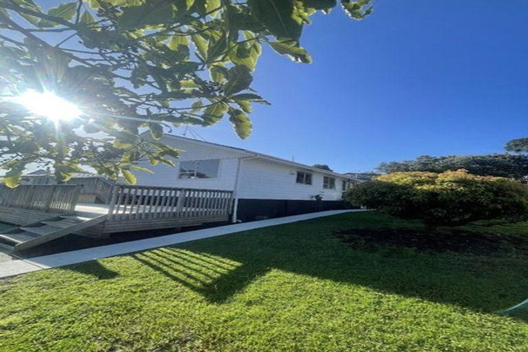 Photo of property in 42 Claverdon Drive, Massey, Auckland, 0614
