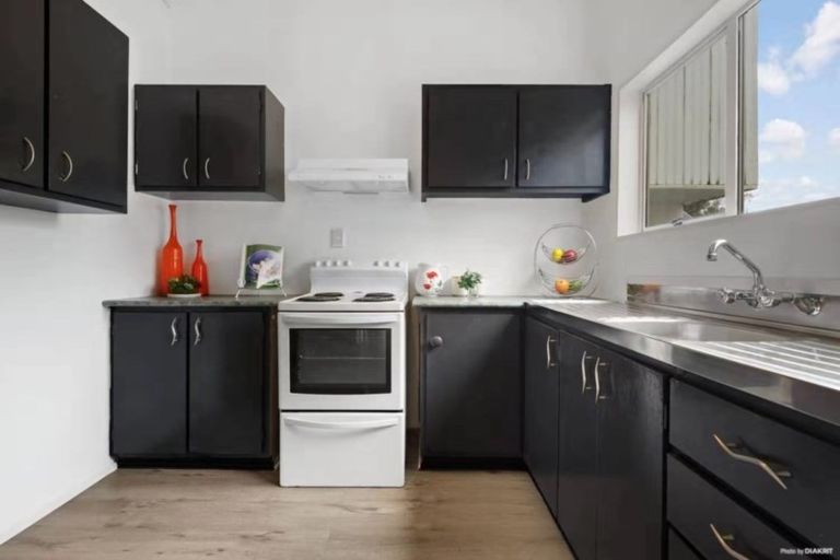 Photo of property in 95 Oreil Avenue, West Harbour, Auckland, 0618