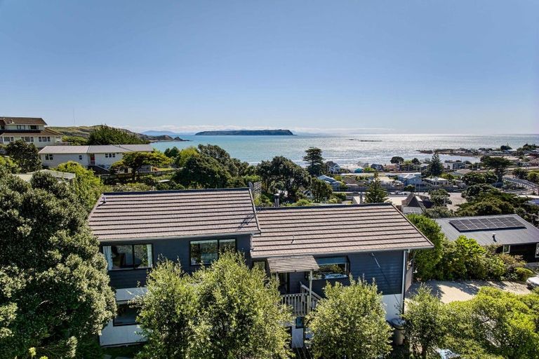 Photo of property in 20 Grays Road, Plimmerton, Porirua, 5026