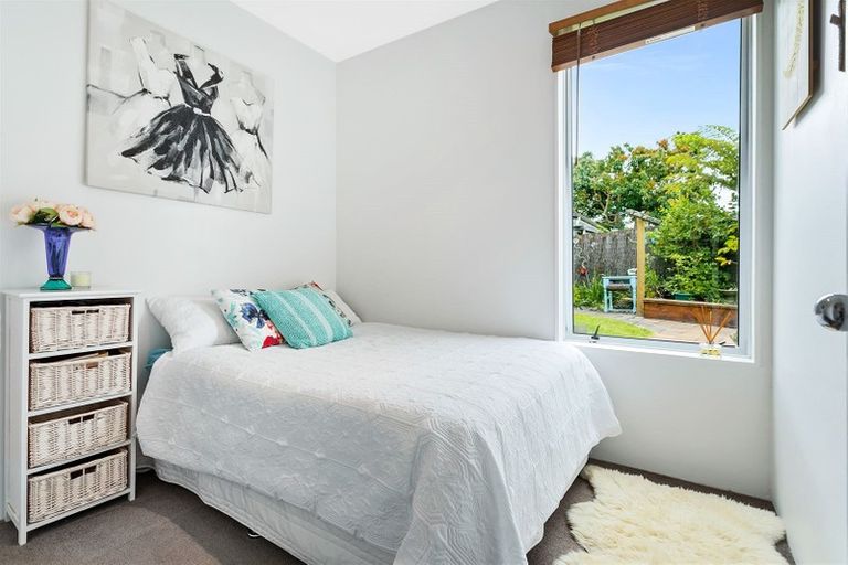 Photo of property in 11 Fathom Place, Te Atatu Peninsula, Auckland, 0610