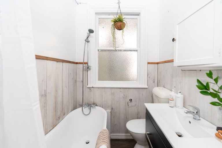 Photo of property in 58 Fairview Crescent, Kelburn, Wellington, 6012