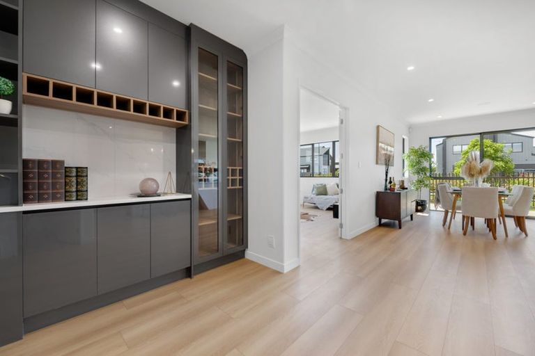 Photo of property in 14 Parkmore Drive, Rosehill, Papakura, 2113