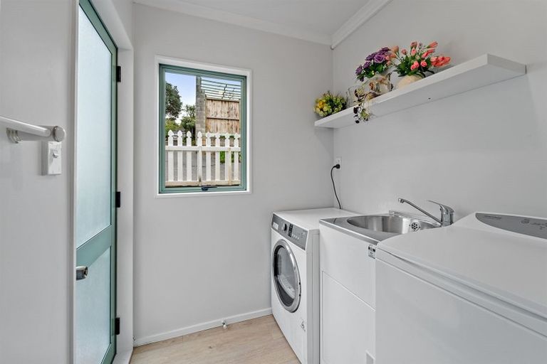 Photo of property in 32a Deverell Place, Northcross, Auckland, 0632