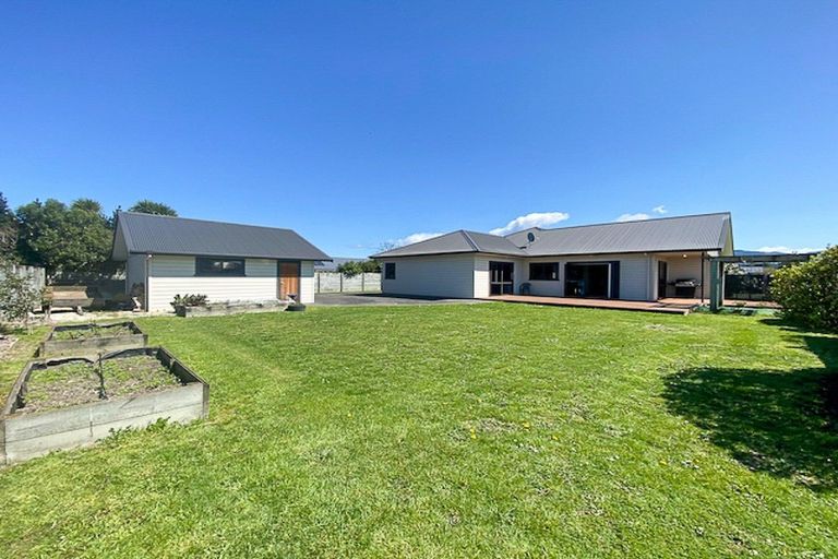 Photo of property in 18 Carrington Drive, Carterton, 5713