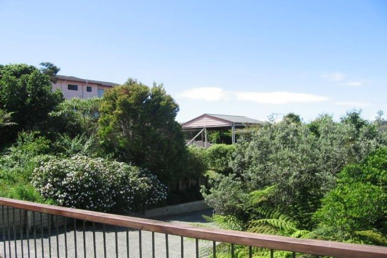 Photo of property in 17 Barker Rise, Northcross, Auckland, 0632