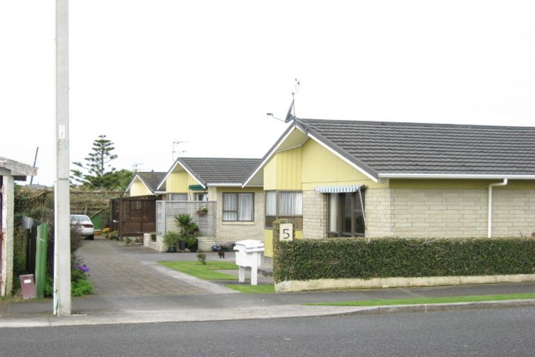Photo of property in 1/5 Baring Terrace, Strandon, New Plymouth, 4312