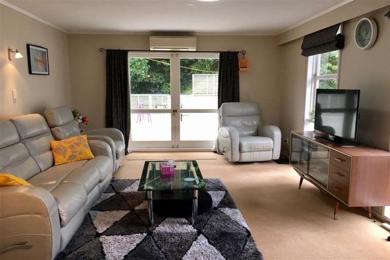 Photo of property in 15 Goddard Grove, Churton Park, Wellington, 6037