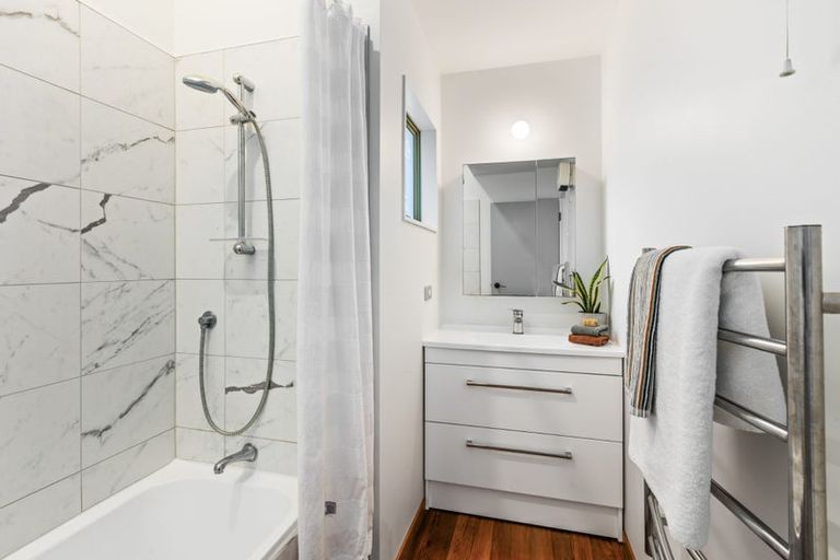 Photo of property in 1/16 Glade Place, Birkenhead, Auckland, 0626