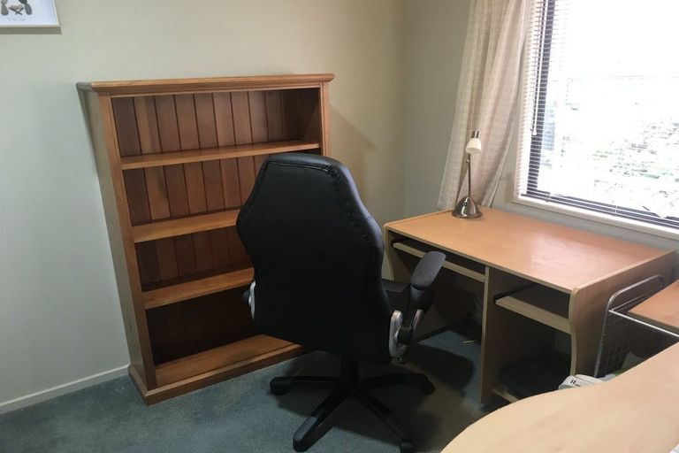 Photo of property in 19 Greenwood Place, Fitzherbert, Palmerston North, 4410