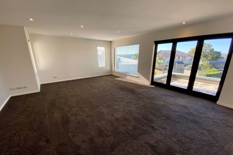 Photo of property in 49a Renoir Street, West Harbour, Auckland, 0618