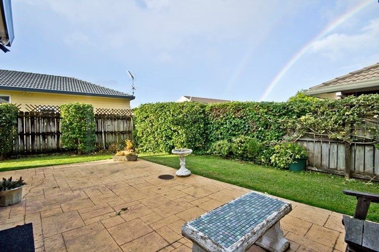 Photo of property in 15 Heversham Place, Glendene, Auckland, 0602