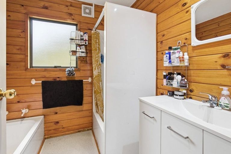 Photo of property in 94a Newlands Road, Newlands, Wellington, 6037