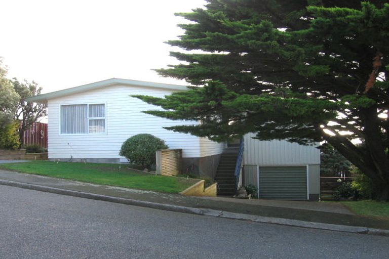 Photo of property in 9 Carluke Street, Paparangi, Wellington, 6037
