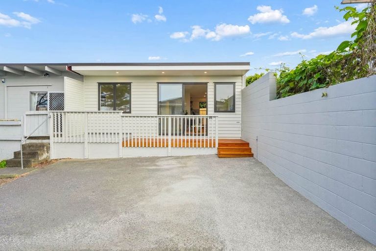 Photo of property in 2/92 Titirangi Road, New Lynn, Auckland, 0600