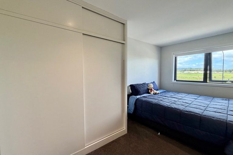 Photo of property in 39 Otuwairoa Esplanade, Opaheke, Papakura, 2113