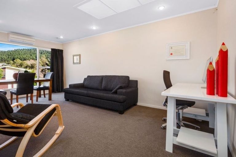 Photo of property in 14a Zande Terrace, Tawa, Wellington, 5028