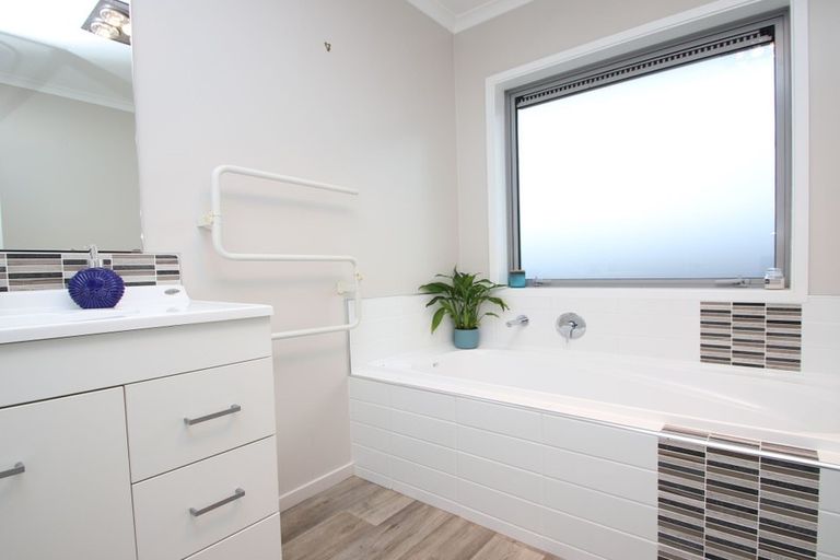 Photo of property in 238 Wainoni Road, Avondale, Christchurch, 8061