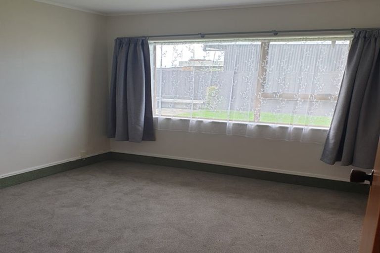 Photo of property in 17a Edgewater Parade, Waiuku, 2123