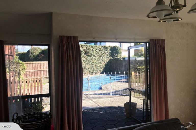 Photo of property in 17 Kingham Place, Avonhead, Christchurch, 8042