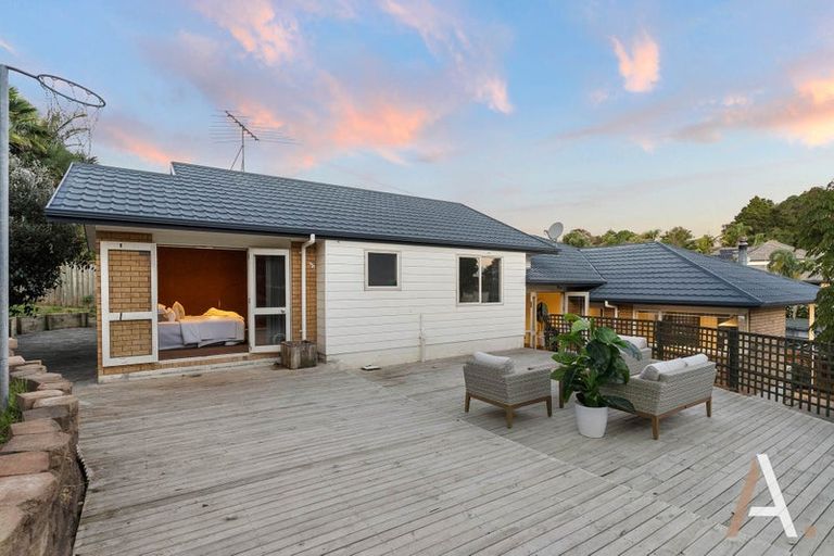 Photo of property in 17 De Havilland Drive, Goodwood Heights, Auckland, 2105