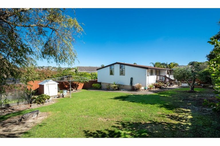 Photo of property in 60 Glenbervie Crescent, Massey, Auckland, 0614