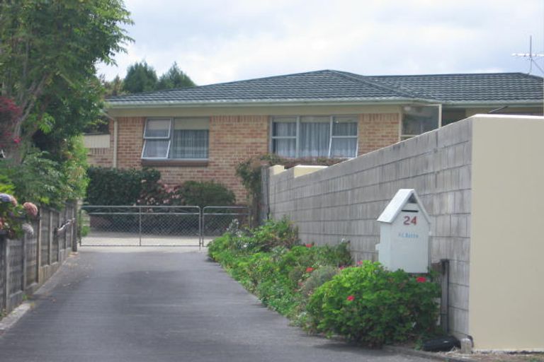 Photo of property in 24 Colin Wild Place, Glenfield, Auckland, 0629