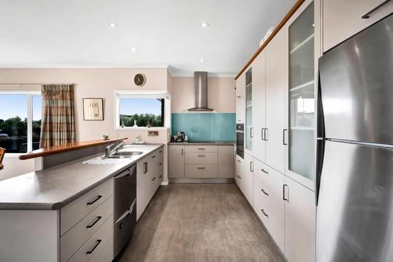 Photo of property in 5 Vardon Way, Waiwhakaiho, New Plymouth, 4312