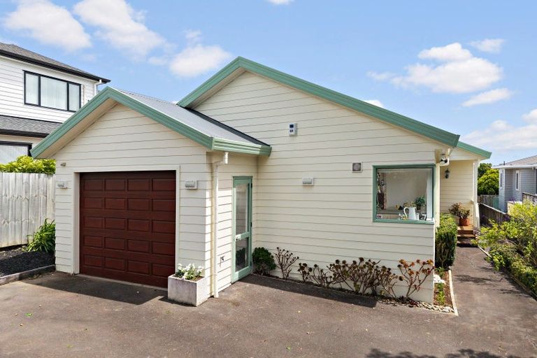 Photo of property in 9a Bradbury Road, Botany Downs, Auckland, 2010