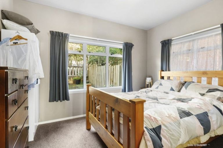Photo of property in 277 Queens Drive, Lyall Bay, Wellington, 6022