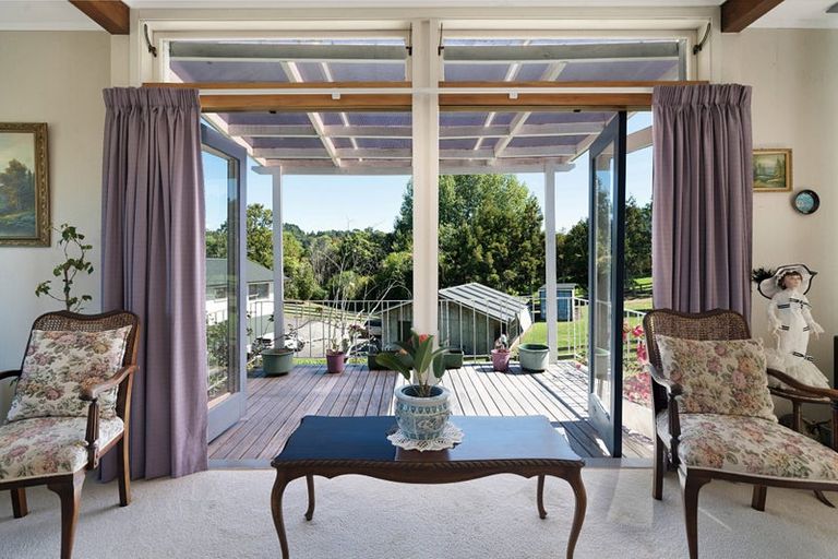 Photo of property in 12 Carter Road, Oratia, Auckland, 0604