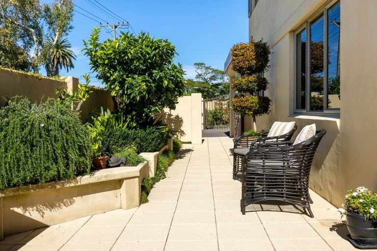 Photo of property in 19 Edgecumbe Road, Tauranga, 3110