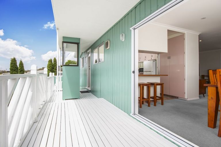 Photo of property in 21 Realm Place, Massey, Auckland, 0614