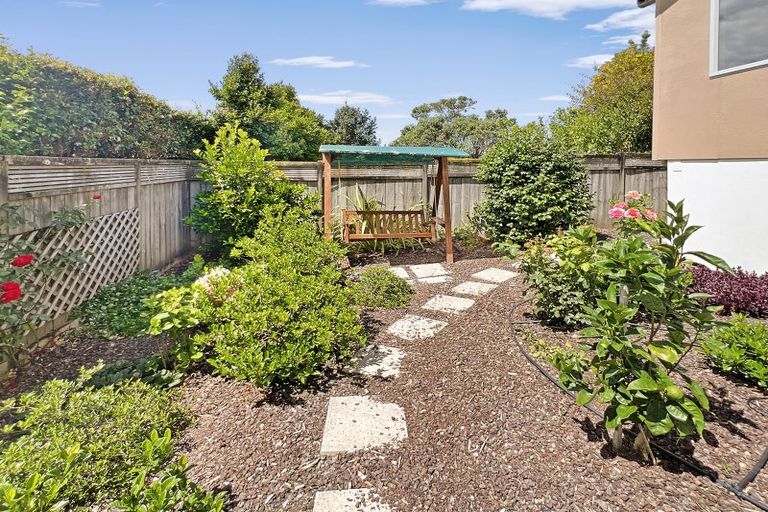 Photo of property in 8a Hauraki Crescent, Pinehill, Auckland, 0632