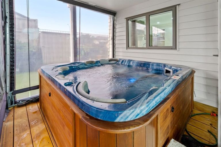 Photo of property in 18 Maylee Crescent, Gulf Harbour, Whangaparaoa, 0930