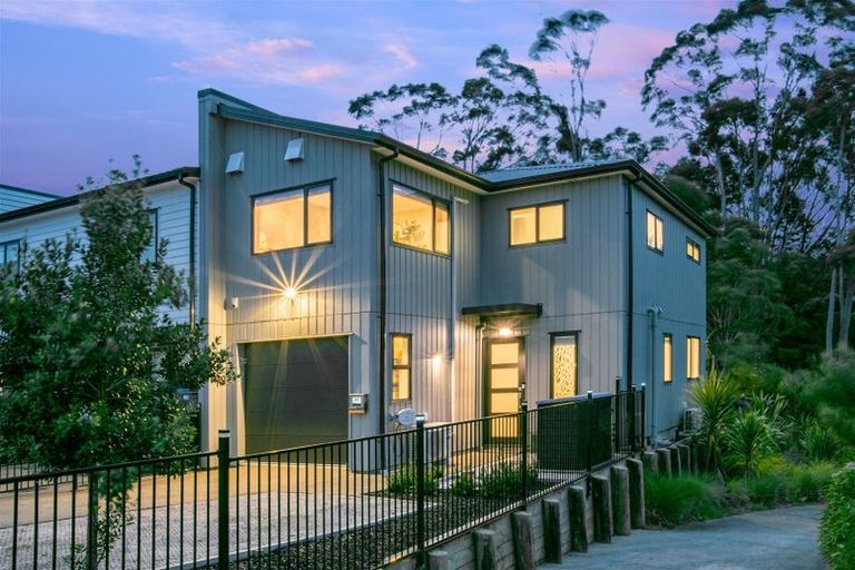 Photo of property in 11 Kaimai Avenue, Massey, Auckland, 0614